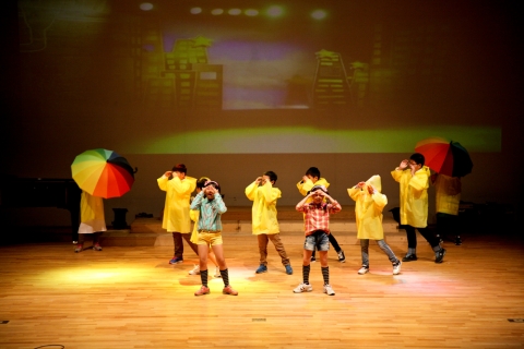 지역아동센터 아동들이 특기적성 페스티벌에서 연극을 선보이고 있다.(2015년 발표회 사진)