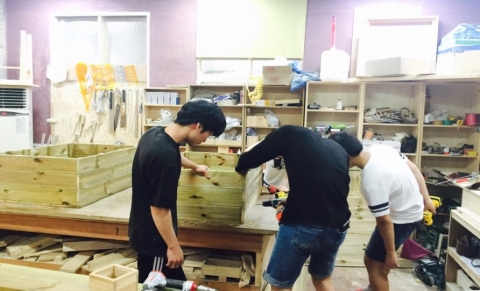 광주광역시 학교밖청소년지원센터에서 설치한 목공작업장에서 학교 밖 청소년들이 주문이 들어온 가구를 제작하고 있다