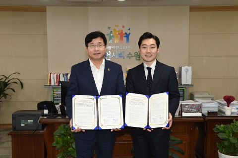 염태영 수원 시장(왼쪽)과 트리플래닛 김형수 대표(오른쪽)가 업무 협약식을 가지고 있다