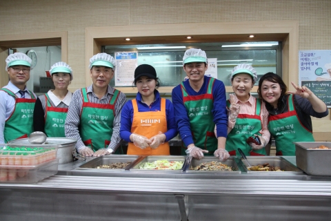 연성대 외식산업 최고경영 총동문회 회원들이 배식 봉사를 하고 있다