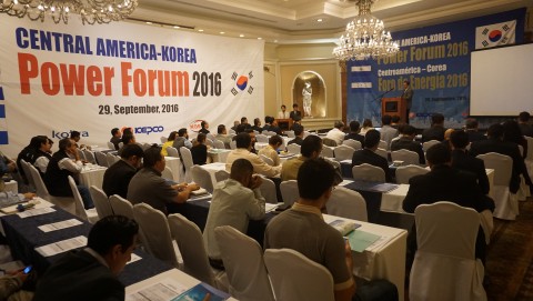 Central America-Korea Power Forum 2016에서 과테말라 루이스 창 나바로 에너지광물부 장관이 발표하고 있다