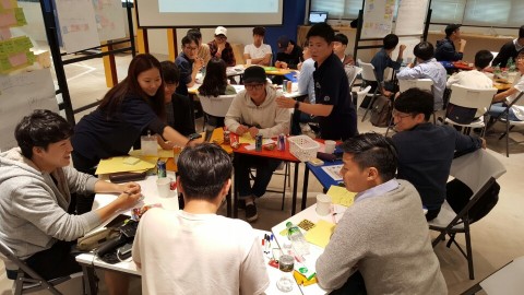 메이커톤 사전행사에서 디자인싱킹 교육을 진행하고 있다