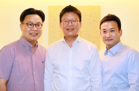 에듀윌이 해외 한글 공부방 지원 프로젝트에 동참해 성신여대 서경덕 교수, 방송인 서경석 씨와 함께 쿠바 아바나에 위치한 청소년 한국어 교실(쿠바인 31명, 한인 4명) 지원에 나섰다