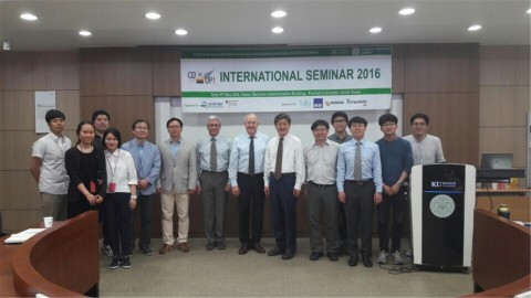 건국대학교 공과대학 기계설계학과 신기현 교수 연구팀이 적외선 광소결 기법을 이용하여 기존 롤투롤 그라비어 공정에서 은(銀)전극의 전도성을 급격하게 향상시키는 기술을 구현해 인쇄전자 산업 기술에 적극 활용될 수 있게 됐다