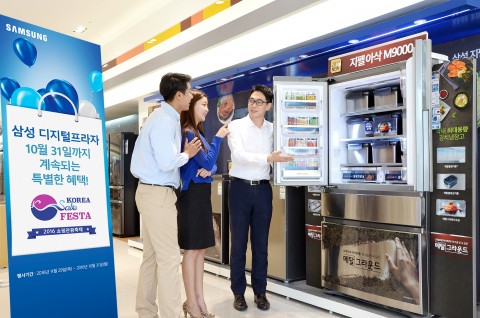 삼성전자 모델들이 16일 논현동에 위치한 삼성 디지털프라자 강남본점에서 삼성 디지털프라자와 함께하는 코리아 세일 페스타를 소개하고 있다