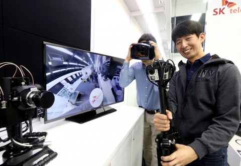 16일 SK텔레콤 분당 종합기술원에서 연구진들이 ‘고화질 VR 생중계 기술’을 적용해 360도 VR 실시간 스트리밍을 시연하고 있다.