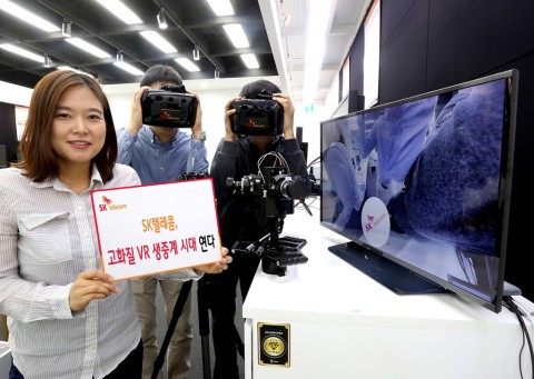 16일 SK텔레콤 분당 종합기술원에서 연구진들이 ‘고화질 VR 생중계 기술’을 적용해 360도 VR 실시간 스트리밍을 시연하고 있다.