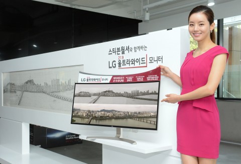 LG전자가 18일 21:9 화면비로는 세계최대 크기인 38인치 울트라와이드 모니터를 국내 시장에 출시했다.