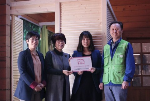 19일 경기도 성남시 율동공원 관리사무소 내에서 열린 수유실 현판 전달식에 (왼쪽부터) 동그라미재단 성주연 팀장, 성남시 일자리창출과 사회적기업팀 채길자 팀장, 위드마이베이비 안주형 대표, 성남시 공원과 공원운영2팀 이성록 팀장이 참석해 기념 사진을 찍고 있다