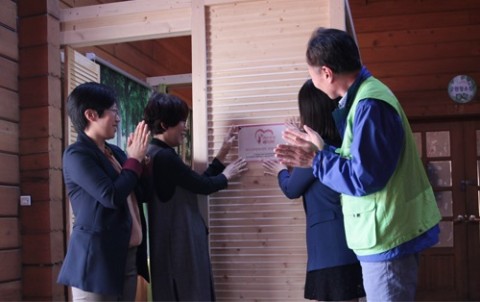 경기도 성남시 율동공원 관리사무소 내 수유실에 현판을 달고 있다 (왼쪽부터) 동그라미재단 성주연 팀장, 성남시 일자리창출과 사회적기업팀 채길자 팀장, 위드마이베이비 안주형 대표, 성남시 공원과 공원운영2팀 이성록 팀장