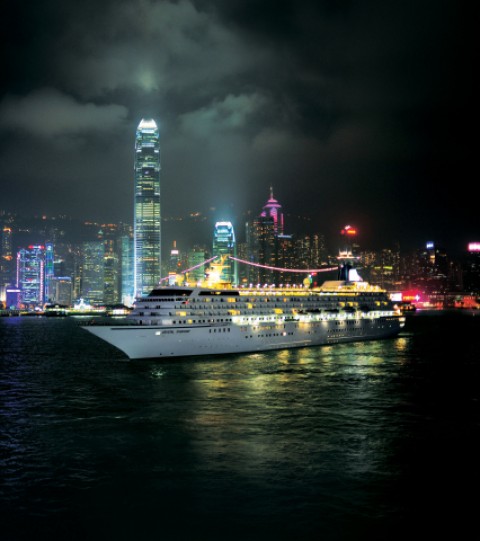 크리스탈 심포니호가 홍콩을 항해하고 있다