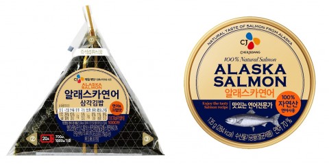 CJ제일제당이 세븐일레븐과 손잡고 CJ알래스카연어를 주재료로 한 알래스카연어 삼각김밥을 출시했다