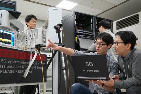 KT는 수원에 위치한 삼성 연구실에서 삼성전자와 함께 세계최초로 5G 규격 기반 데이터 통신에 성공했다