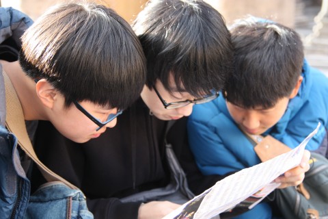 목적지로 가는 길을 찾기 위해 지도를 보며 집중하고 있는 아이들