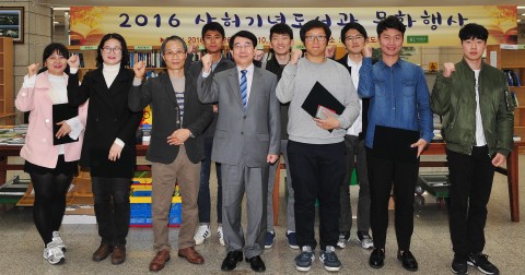건국대학교 상허기념도서관은 31일 가을 독서의 계절을 맞아 문화행사를 열고 올 한해 가장 많은 책을 도서관에서 빌려 읽은 학생 9명을 선정해 최다 대출상을 시상했다