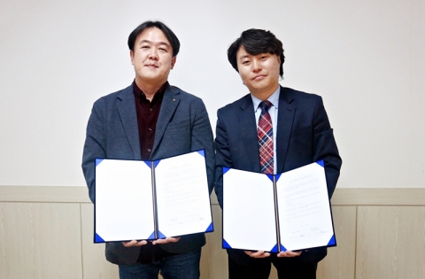 한국영상대학교 영상촬영조명과 구재모 교수(왼쪽)와 대한안전교육협회 정성호 본부장(오른쪽)이 서명을 하고 산학협력 MOU를 체결했다