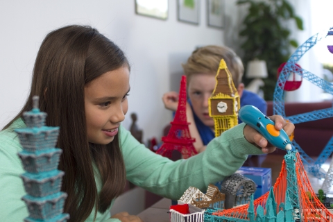 세계 최초 어린이용 3D프린팅펜 3Doodler Start는 인체에 무해한 에코두들스틱을 압출하여 어린이들도 쉽고 안전하게 입체형상을 만들 수 있다