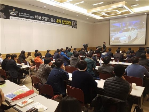 부산권LINC사업협의회 공동창업행사 Start-Up TRACK에서 샤픈고트 권익환 대표로부터 창업스토리를 듣고 있는 참가 학생들