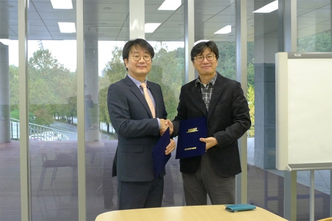 엠제이피부과 김경훈 원장(좌측)과 KAIST 클리닉 정범석 원장(우측)이 협약을 체결하고 있다
