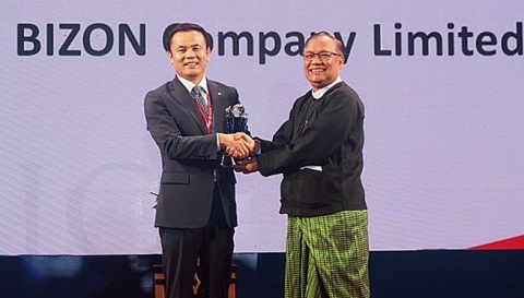 이중현 부사장(사진 왼쪽)이 우 탄 신 마웅 미얀마 교통통신부장관으로부터 상패를 전달받고 있다