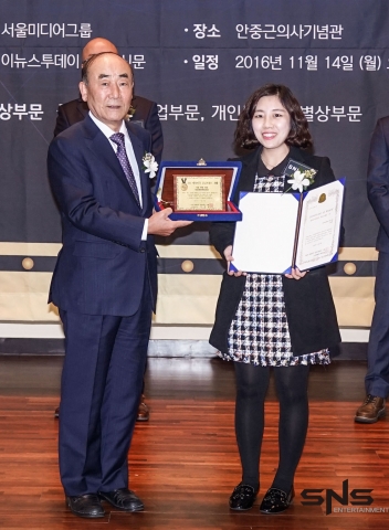 뉴미디어엔터 부문 대상 대리수상 SNS엔터테인먼트 엄재원 매니저