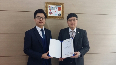 노동인권노무사모임이 이관수 노무사에게 올해의 노동 인권 대상을 수여했다