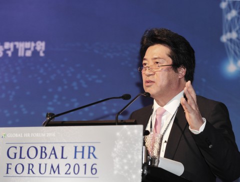 건국대학교 민상기 총장이 한경 글로벌 인재포럼에 참가해 창의 융합형 인재양성을 위한 대학의 모델을 주제로 발표했다