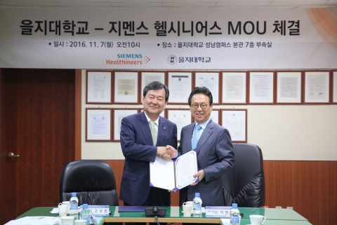 지멘스 헬시니어스는 7일 보건의료 특성화 대학인 을지대학교와 보건의료 인재양성을 위한 업무협약을 체결했다. 사진 왼쪽부터 조우현 을지대학교 총장, 박현구 지멘스 헬시니어스 대표