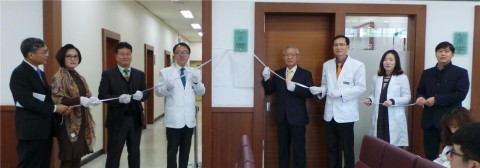 건국대학교 동물병원은 1일 교내 동물병원 1층 제4진료실에서 발전기금 기부자의 이름을 딴 네이밍 진료실 1호인 정병현 교수 기념 진료실 현판식을 열었다
