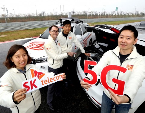 SK텔레콤과 BMW코리아가 영종도 BMW 드라이빙센터에 조성된 세계 최대 규모 5G 시험망에서 커넥티드카-드론-도로교통정보를 실시간 연결하는 미래주행 기술을 15일 선보였다