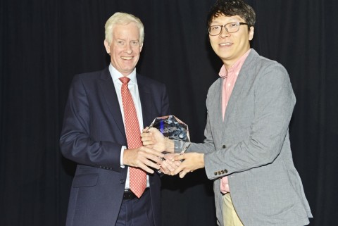 좌측 WBA Co-Chairman Chris Bruce, 우측 SK텔레콤 박용현 매니저
