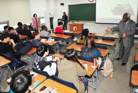 건국대가 주한 잠비아 대사를 초청해 특강을 실시했다