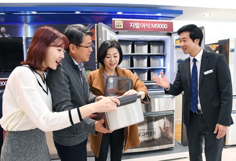 삼성전자 모델들이 23일 논현동 삼성 디지털프라자 강남본점에서 메탈그라운드로 고객들의 마음을 사로잡고 있는 삼성 프리미엄 김치냉장고 지펠아삭을 소개하고 있다