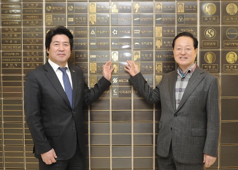 조진형 전 의원이 학교가 추진하는 건국대 역사관 건립을 위한 발전기금으로 1억원을 기부했다