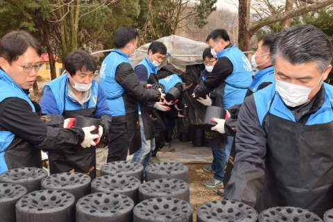 한국교직원공제회 임직원들이 7일 서울 도봉구 도봉동 일대에서 사랑의 연탄나눔 봉사활동을 펼쳤다