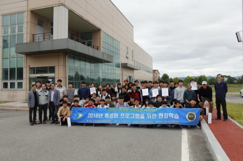 강동대학교 재학생이 다가스 공장 투어 기념촬영을 하고 있다