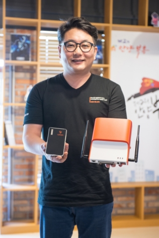 자체 개발한 IoT 디바이스 위콘을 들고 있는 울랄라랩 강학주 대표