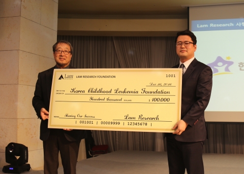 램리서치코리아 서인학 대표이사(좌측)가 한국백혈병어린이재단 서선원 사무처장(우측)에게 기금을 전달하고 있다.