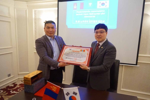 델게르몽골훈와 이관수 노무사가 한국에서 근무한 몽골 근로자들의 노동법상 임금체불, 산업재해, 부당해고의 권리구제를 위해 함께 노력하기로 한 내용의 노무관리 업무협약 체결을 19일 몽골 울란바트로 시청에서 체결하였다