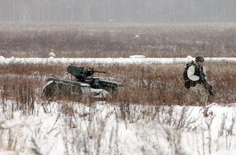 에스토니아군 병사와 작전중인 무장 무인 지상차량 THeMIS ADDER