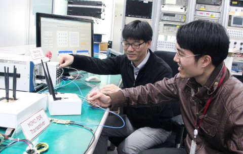 지난달 29일 LG전자 서초 R&D 캠퍼스에서 LG전자 연구원과 연세대학교 연구원이 80MHz 대역폭의 광대역 다중안테나(MIMO, Multiple Input Multiple Output) 기반 FDR 통신기술을 시연하고 있다