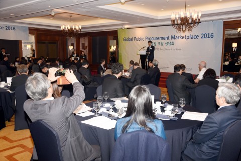 한국G-PASS기업수출진흥협회 유인수 회장이 6일 그랜드 인터콘티넨탈 서울 파르나스 호텔에서 해외 바이어를 초청해 열린 글로벌 조달 상담회 개회식에서 환영사를 하고 있다