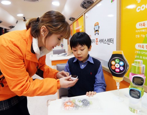 SK텔레콤은 키즈폰 ‘쿠키즈워치’의 이용 고객을 위해 ‘찾아가는 준 서비스 센터’를 도입하는 등 어린이 고객 마음 잡기에 나선다고 밝혔다