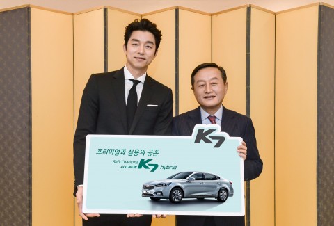 김창식 기아 국내영업본부장과 배우 공유가 K7 하이브리드 신차 발표회 행사에서 차량 전달식을 갖고 기념 촬영을 하고 있다