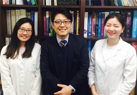 건국대학교 생명특성화대학 김동은 교수 연구팀이 폴리에틸렌글리콜이 접합된 나노크기의 산화그래핀을 이용한 유전자 증폭반응 신기술을 세계 최초로 개발했다 사진은 김동은 교수와 김효령(왼쪽, 석사과정), 백아름(오른쪽, 박사과정) 연구원