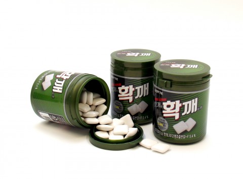 롯데제과가 헛개나무를 소재로 한 헛개로 확 깨는 껌을 선보였다