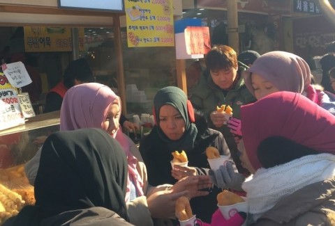 20여명의 말레이시아 외국인 방문객이 15일 인천모래내전통시장, 송도, 수도국산박물관 등을 팸투어 했다