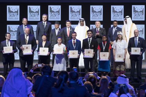 셰이크 모하메드 아부다비 왕세자가 오늘 아부다비에서 열린 2017 자예드 미래 에너지상 시상식에서 9명의 수상자들에게 상을 수여했다
