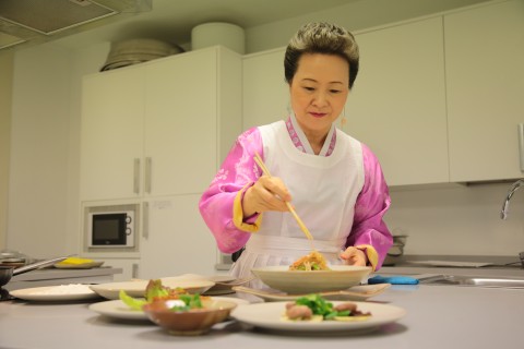 “Korean Fermented Condiments” presented by the Korean Food Foundation earned recognition at ‘Madrid Fusion 2017’. Chairman Sook Ja Yoon of the Korean Food Foundation lectured at the Korean cooking class in the Korean Cultural Center, Madrid in Spain. In addition to its event at Madrid Fusion 2017, the Korean Food Foundation offered a Korean food cooking class for the local people and media at the Korean Cultural Center in Spain allowing visitors to fully ‘experience’ Korean cuisine versus simply ‘visiting’ it.