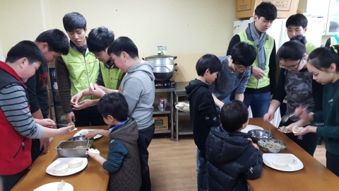 한국보건복지인력개발원 대전교육센터가 2월 11일 재능나눔 봉사동아리 가온누리 회원들 20여명과 함께 성락지역아동센터를 방문하여 봉사활동을 실시했다